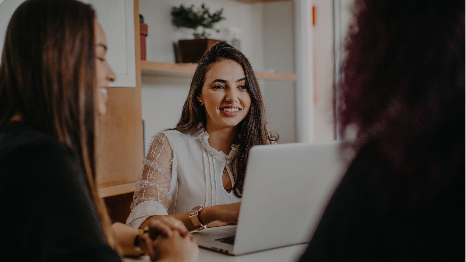 Headhunting vs traditional recruitment comparison